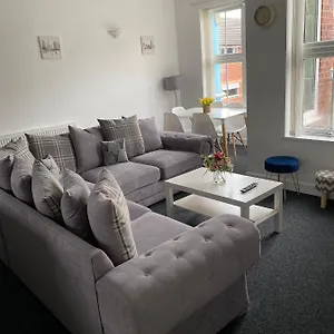 Holiday home 8 Bed 9 Bath Ensuite House With Hot Tub And Free Parking