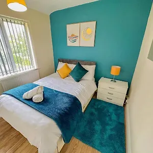 Holiday home Hilltop Place , Parkway M1 J33
